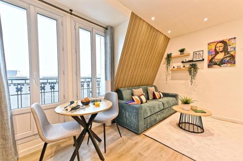 un salon avec un canapé et une table dans l'établissement Studio élégant à Neuilly entre Paris et La Défense, à Neuilly-sur-Seine