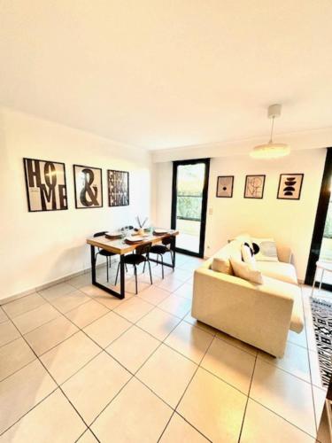 un salon avec un canapé et une table dans l'établissement T2 apartment with terrace in Fréjus, à Fréjus