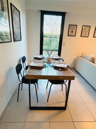 une salle à manger avec une table et deux chaises dans l'établissement T2 apartment with terrace in Fréjus, à Fréjus