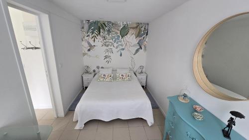 une chambre avec un lit et un miroir dans l'établissement 