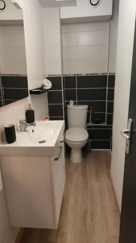 une salle de bain avec des toilettes blanches et un lavabo dans l'établissement Mona Lisa, à Sallaumines