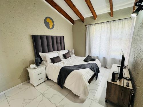 Giường trong phòng chung tại Luxury Sandton Villa
