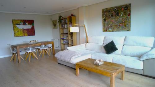 Et opholdsområde på Fabulous Apartment with Garden and Parking