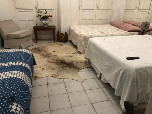 a room with two beds and a dirty floor at Casa familiar in São Gabriel