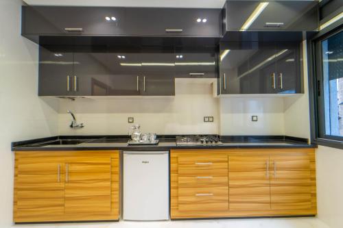 Una cocina con gabinetes de madera y un fregadero. en Dar bensaid, en Chefchaouen