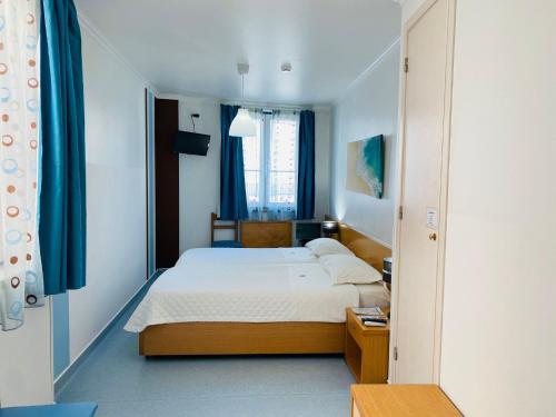 Postel nebo postele na pokoji v ubytování WEAA Hotel