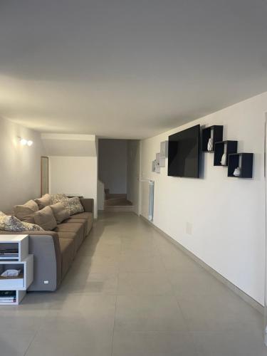 a living room with a couch and a flat screen tv at La casa de lu Barone in San Demetrio neʼ Vestini