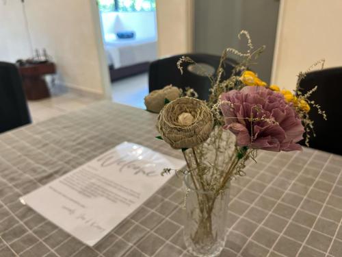 un vase de fleurs assis sur une table dans l'établissement AGORA HOMESTAY Kota Marudu, à Kampong Karungkon