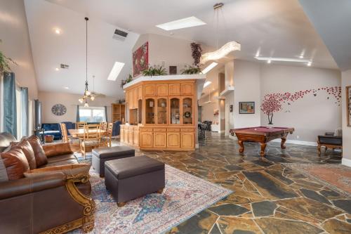 Posezení v ubytování Yosemite Gateway Sleeps 18 - Coarsegold Villa near Bass Lake