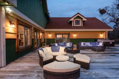 Posezení v ubytování Yosemite Gateway Sleeps 18 - Coarsegold Villa near Bass Lake