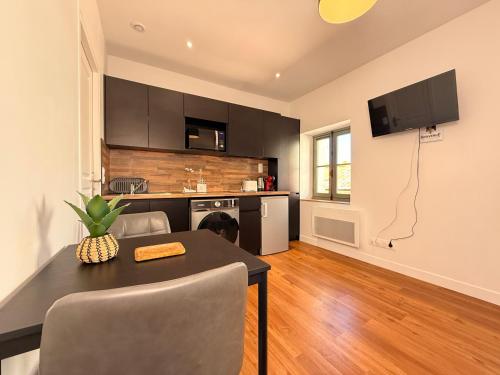 une cuisine avec une table et une salle à manger dans l'établissement Le Saint Just T2 proche des Halles Wifi, à Narbonne