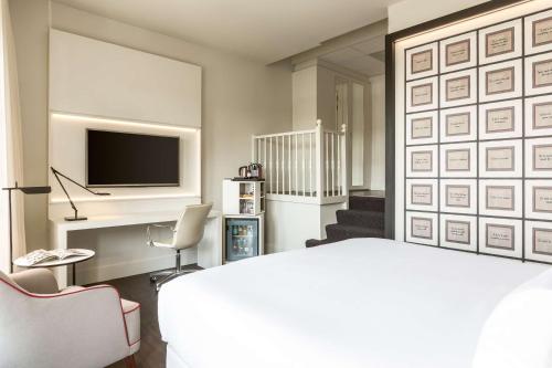 Postel nebo postele na pokoji v ubytování NH Collection Amsterdam Barbizon Palace
