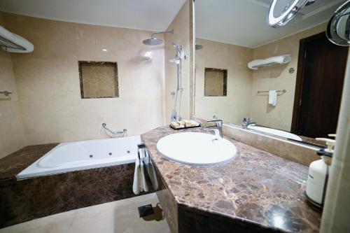 Salle de bains dans l'établissement Seven Seas Hotel