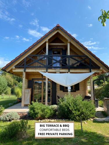 Loghouse Brunka - Escape from life on a highway