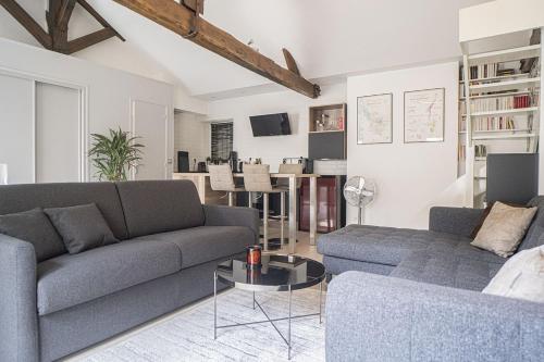 un salon avec deux canapés et une table dans l'établissement Comfortable and bright 50 m in Paris 10th, à Paris