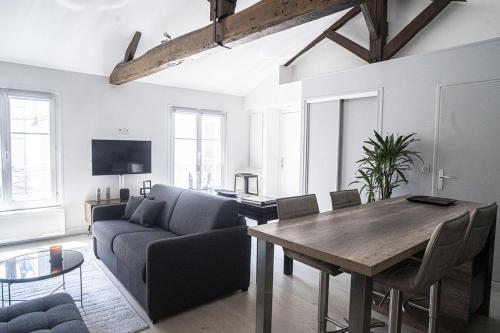 un salon avec un canapé et une table dans l'établissement Comfortable and bright 50 m in Paris 10th, à Paris