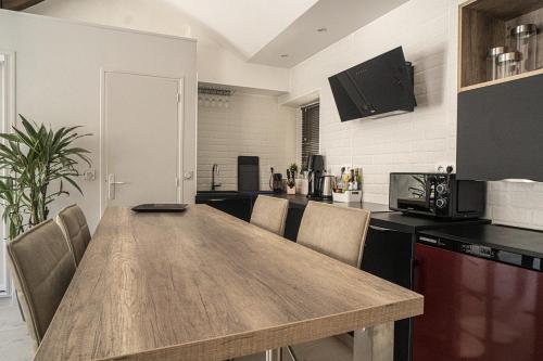 une cuisine avec une table en bois et quelques chaises dans l'établissement Comfortable and bright 50 m in Paris 10th, à Paris