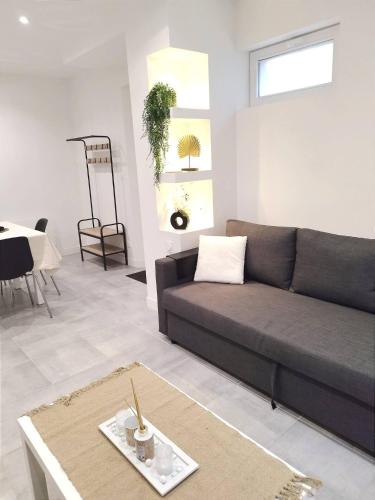 un salon avec un canapé et une table dans l'établissement La petite maison, à Therdonne