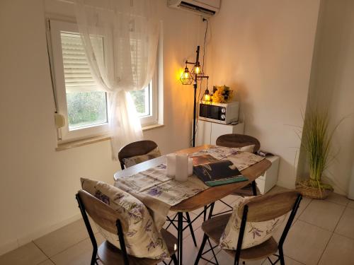 a dining room with a table and chairs and a microwave at Ferienwohnung Istrien 200m Strand in Fažana