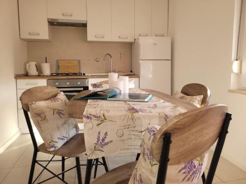 a kitchen with a table and chairs in a kitchen at Ferienwohnung Istrien 200m Strand in Fažana