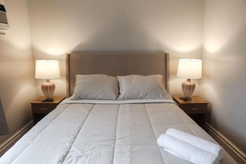 Ένα ή περισσότερα κρεβάτια σε δωμάτιο στο Cozy 2BR 5min to NYC Train and 10min to Seton Hall