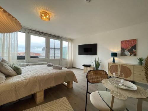 Giường trong phòng chung tại W&D Living-Tête de Fleur-Balkon über Schloßarkaden
