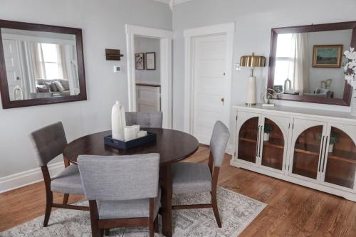 Φωτογραφία από το άλμπουμ του Cozy 2BR 5min to NYC Train and 10min to Seton Hall σε West Orange