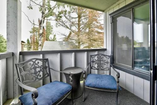 Χώρος καθιστικού στο Sneaky Moose Townhome 2BR 2BA
