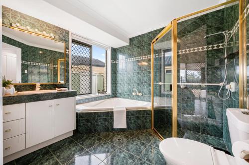 Koupelna v ubytování Topsail Tides Absolute Canal Waterfront Banksia Beach