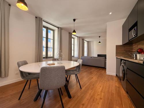 une cuisine et une salle à manger avec une table et des chaises dans l'établissement Le Moderniste Proche des Halles et Cathédrale, à Narbonne
