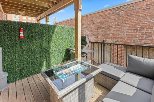 Μπαλκόνι ή βεράντα στο Steps Away From Mass Ave in Heart of Indy with Balcony
