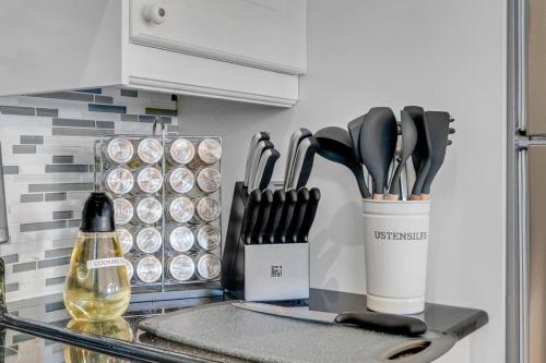 Dapur atau dapur kecil di Cozy Unit 5min Ottawa - Parking Included, EV PLUG