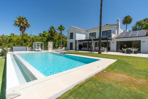 Stunning 6-Bedroom Villa in Guadalmina Baja