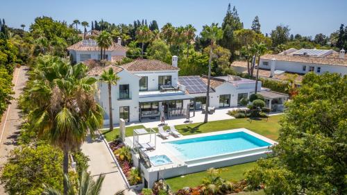 Stunning 6-Bedroom Villa in Guadalmina Baja