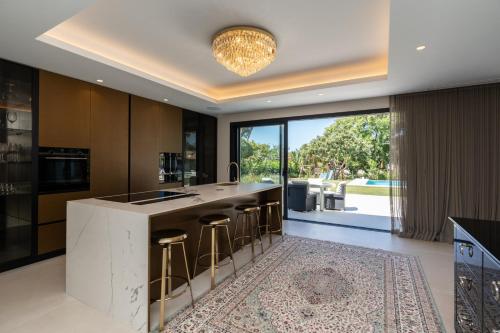 Stunning 6-Bedroom Villa in Guadalmina Baja