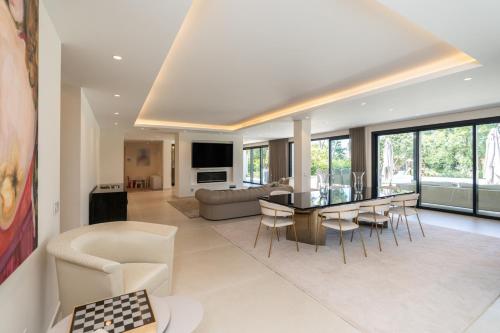 Stunning 6-Bedroom Villa in Guadalmina Baja