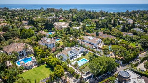 Stunning 6-Bedroom Villa in Guadalmina Baja