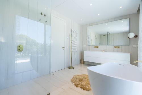 Stunning 6-Bedroom Villa in Guadalmina Baja