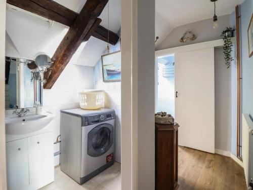 eine Waschmaschine im Bad mit Waschbecken in der Unterkunft Top Cottage Barmouth in Barmouth