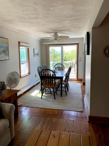 Galeriebild der Unterkunft 2 Bedroom Matunuck Beach House, 1 Block from Ocean in South Kingstown