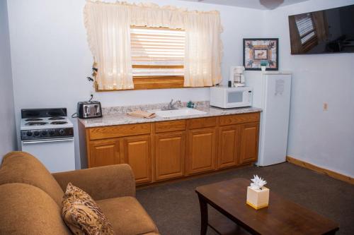 Η κουζίνα ή μικρή κουζίνα στο Elk Run cabin steps to lake, In town, 5 min to RMNP