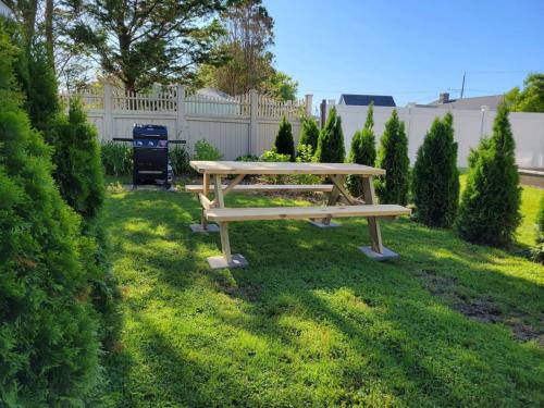 2 Br beach condo, 1 block from shoreにある庭