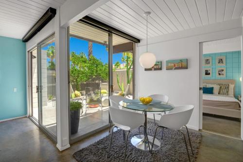 Postel nebo postele na pokoji v ubytování Ocotillo Lodge Retropad-1BR Bungalow South PS