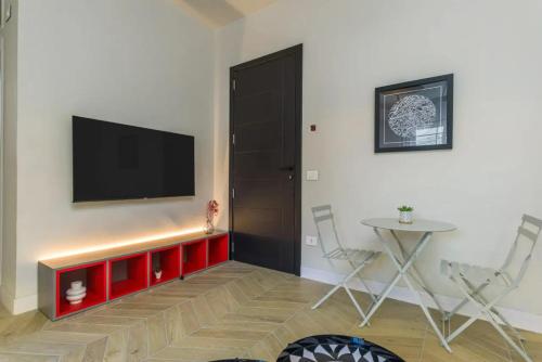 Μια τηλεόραση ή/και κέντρο ψυχαγωγίας στο Paris 1BR Gemmayze