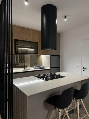 ベイルートにあるSol, 1BR Gemmayzeのキッチン(カウンター、スツール2つ付)