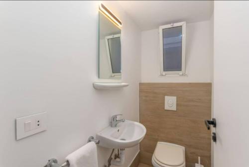 Ένα μπάνιο στο The Hall 2BR Gemmayze