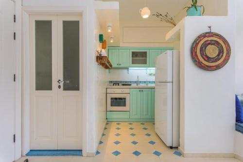 Una cocina o cocineta en Cozy 1-BR Apt. in Bahsa, Batroun