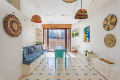 Un lugar para sentarse en Cozy 1-BR Apt. in Bahsa, Batroun