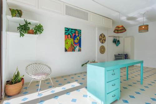 Un lugar para sentarse en Cozy 1-BR Apt. in Bahsa, Batroun