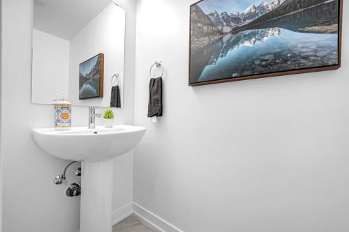 Billede fra billedgalleriet på Stylish 4-Bed Home with Backyard in Prime Location i Burlington